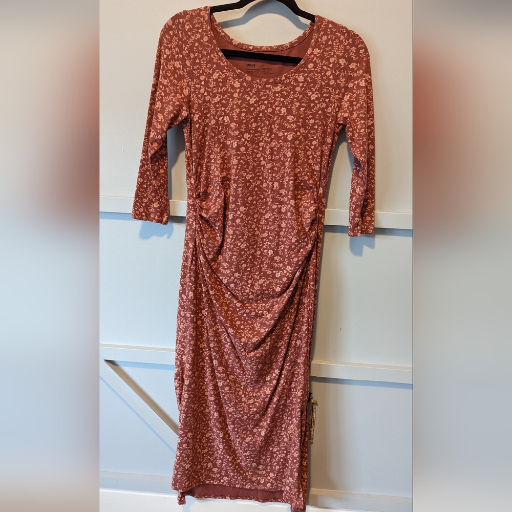 Pact MIDI maternity dress. Size Medium. Side slit. Red/pink with white flowers.